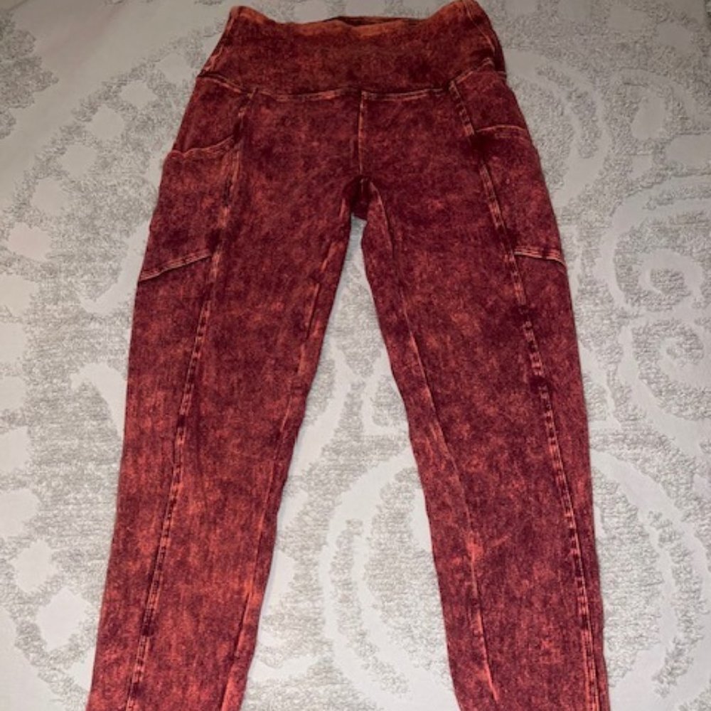 Zenana leggings NWOT in a super fun coral/black acid wash, size medium!